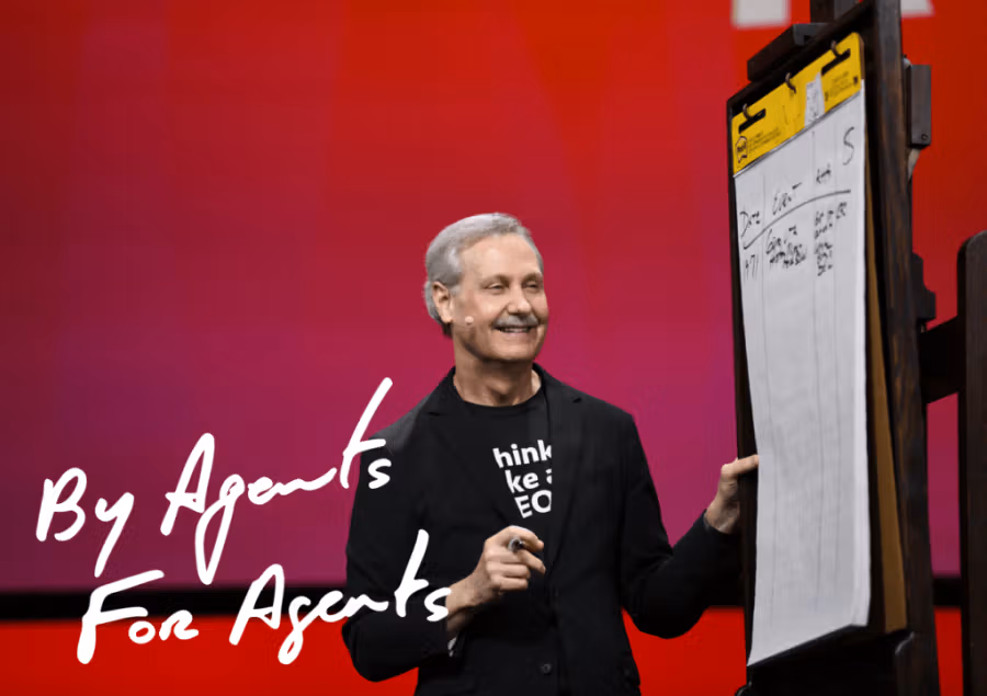 Keller Williams kurucusu Gary Keller sahnede sunum yaparken, yanında "By Agents For Agents" yazısı
