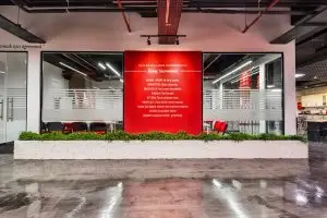 Keller Williams Platin ofisinde KW inanç sistemi (WI4C2TES) panosu