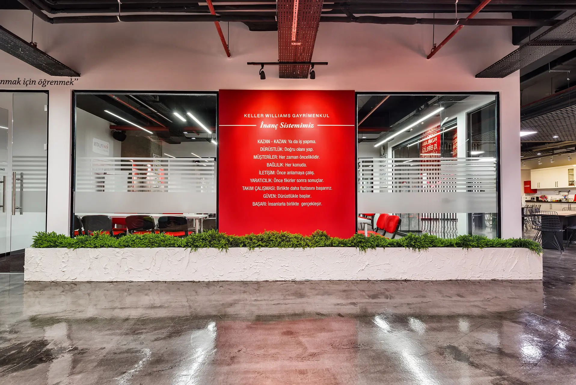 Keller Williams Platin ofisinde KW inanç sistemi (WI4C2TES) panosu