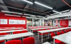 Keller Williams Platin Karma Ofisi eğitim salonu, kırmızı koltuklu sıralar