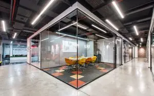 Keller Williams Platin Karma ofisinde camla çevrili toplantı salonu
