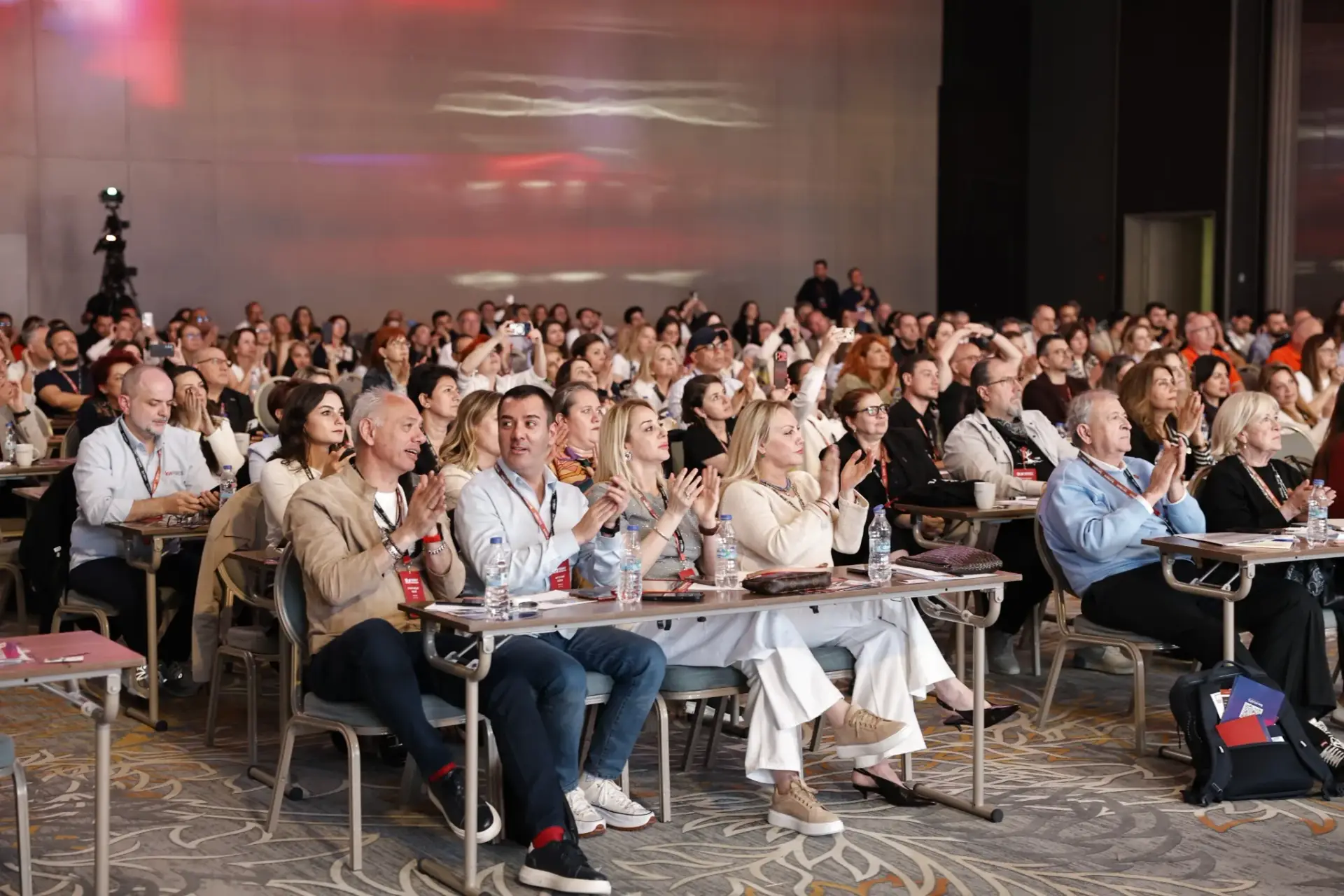Family Reunion salonunda alkışlayan Keller Williams Türkiye danışmanları