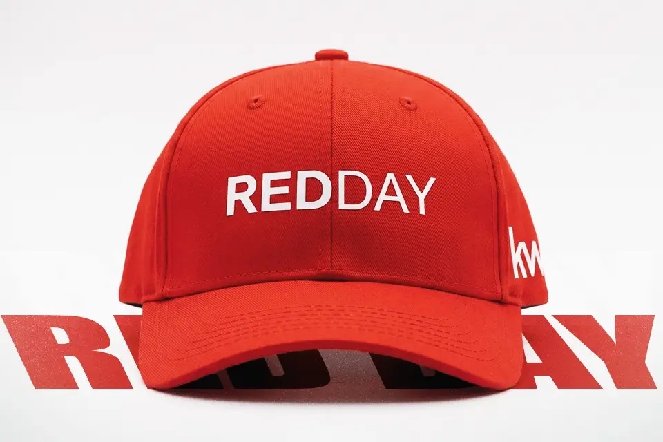 Üzerinde RED DAY yazan kırmızı Keller Williams şapkası
