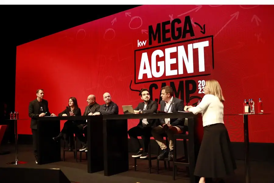 Mega Agent Camp sahnesinde gayrimenkul danışmanlarının katıldığı panel